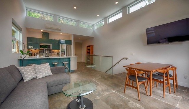 Modern 3 bedroom, 3 en suites, dog friendly loft in McKinley in Kelowna