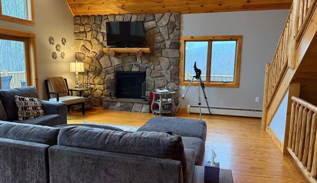 Modern 3BR/4BA Windham chalet w/hot tub, views & mins to ski, bars, dining! in Windham
