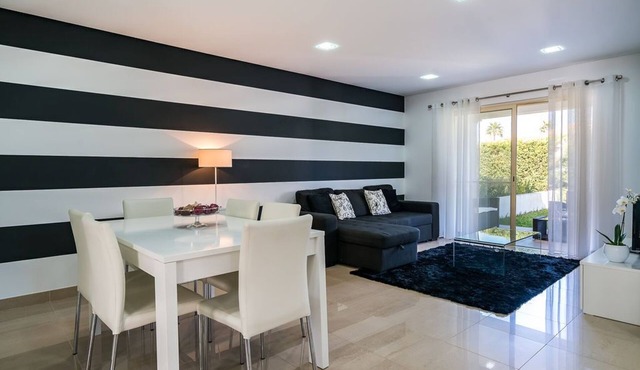 Modern, comfortable house in a quiet condominium, 600m from the beach