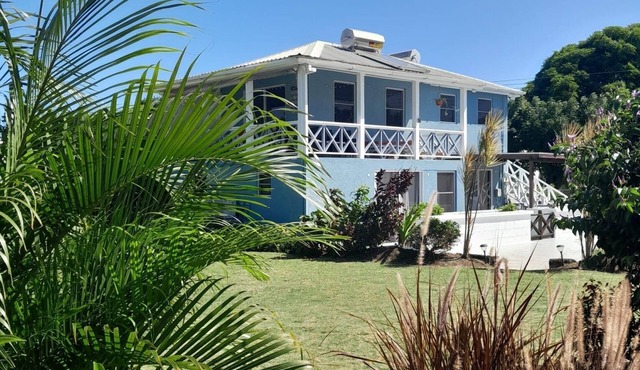 Modern, high standard, 100 metres to beach, short walk to Oistins in Oistins