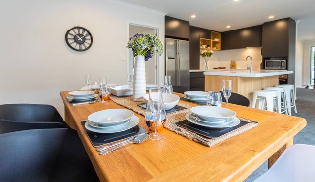 Modern Home for weddings/holiday in Kumeu Wine Country.
