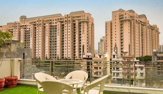 Modern loft overlooking hills and park in Gurugram