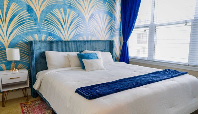 Modern Luxury Apt in Downtown Denver + King Bed + Private Garage + Pool in Denver