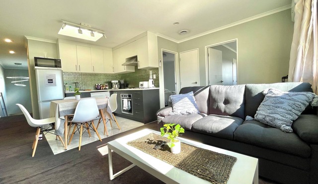 Modern Private 2nd Floor 2bedroom 2 bathroom home unit