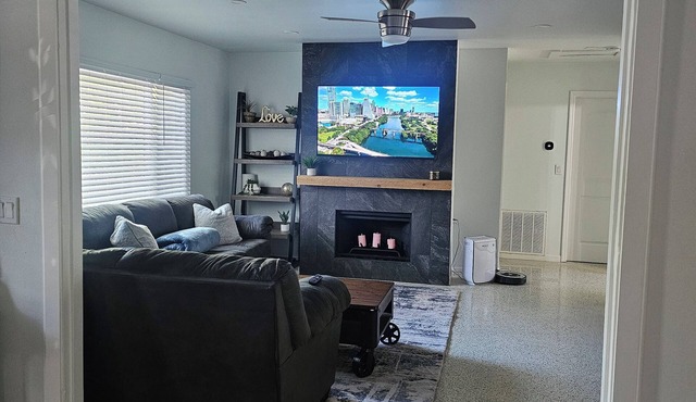 Modern Relaxing Retreat in St. Petersburg! Downtown Access & The Beach! in St. Petersburg