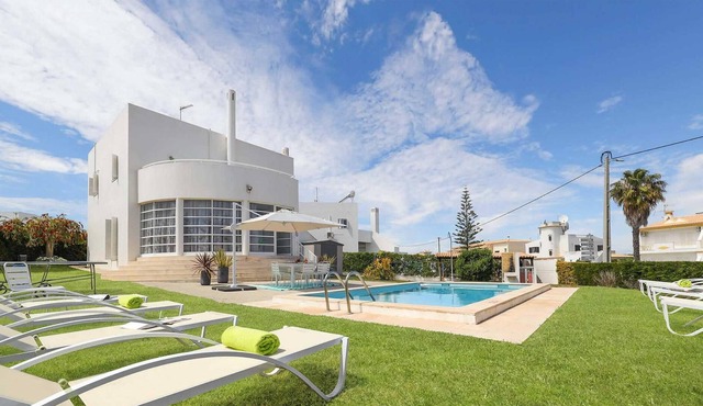 Modern villa, short drive to restaurants and shops