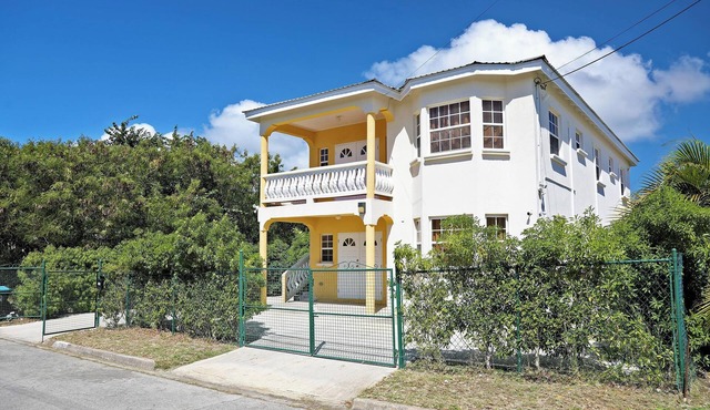 Modern Villa - Upstairs St Philip Barbados, 5 min from Airport, AC, Wifi Parking in Bridgetown