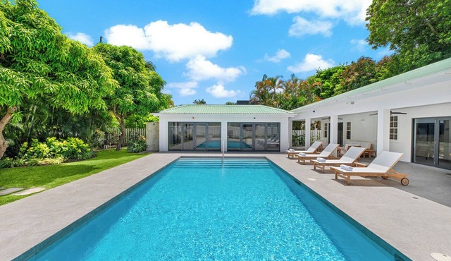 Moonflower Villa: Luxe Oasis in Sunset Crest, Holetown