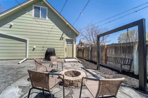 Morrison Getaway - 2BR House BBQ Free Parking in Morrison
