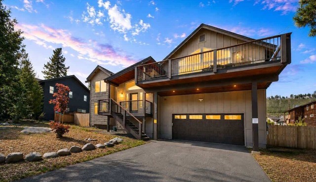 Mountain Base Camp:Hot Tub, Air Conditioning, Pets in South Lake Tahoe