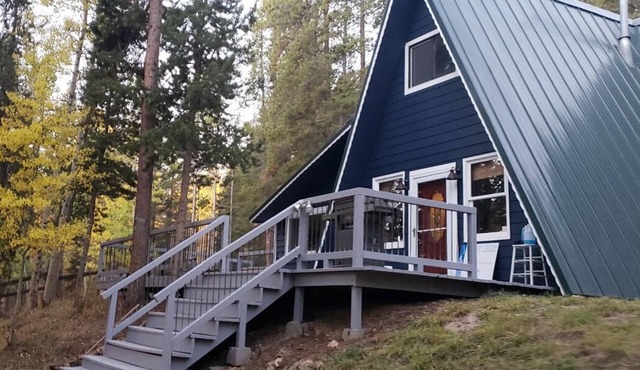 Mountain Bliss is a quiet mountain retreat, sleeps 6, hot tub, pet friendly in Evergreen