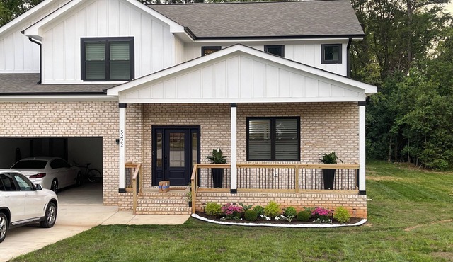 New Contemporary Vacation House Uptown Charlotte in Charlotte