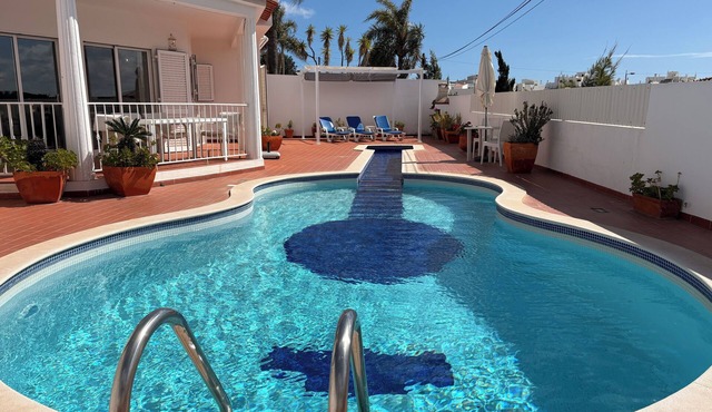 New! Private Pool, Walk to Beach, Sea Views, Central Loc, 4 Bed/4 Bath, Parking