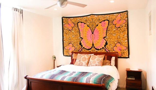 Ocean Front Vortex Female Hostel private rooms Free bikes in Los Angeles