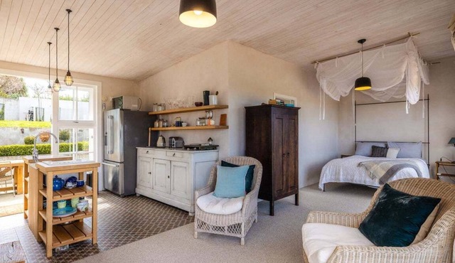 Onetangi Estate Cottage by Waiheke Pure - Stunning views, complete privacy, beautifully decorated