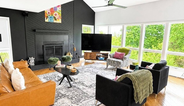 Open layout with views, jacuzzi tub in Syracuse
