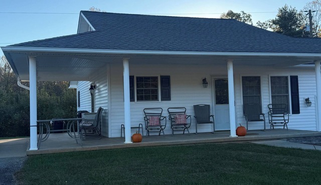 Peaceful 1-bedroom cottage surrounded by apple orchards in charming Flat Rock in Flat Rock