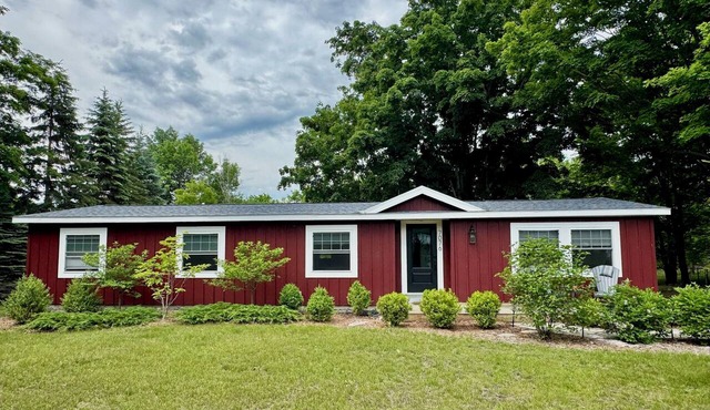 Peaceful, dog‑friendly 3BR cabin near Glen Arbor with fenced yard!
