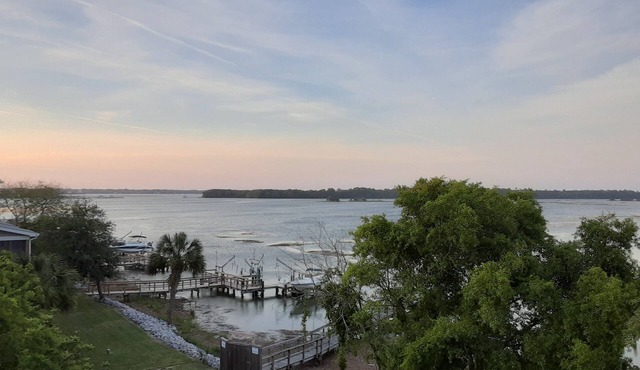Peaceful with Most Spectacular Views Fun in Folly Beach & Downtown Charleston