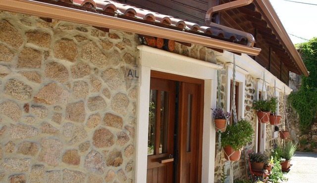 Pedrinha - a Guesthouse by the Water in a Traditional Portuguese Village