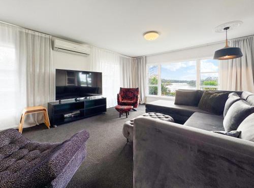Perfect Peninsular Location - 3 BR Family Home in Auckland