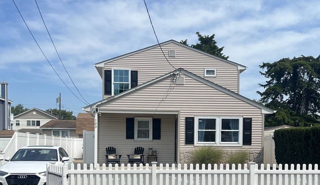 Pet friendly home located just 5 houses from the Delaware Bay in Villas