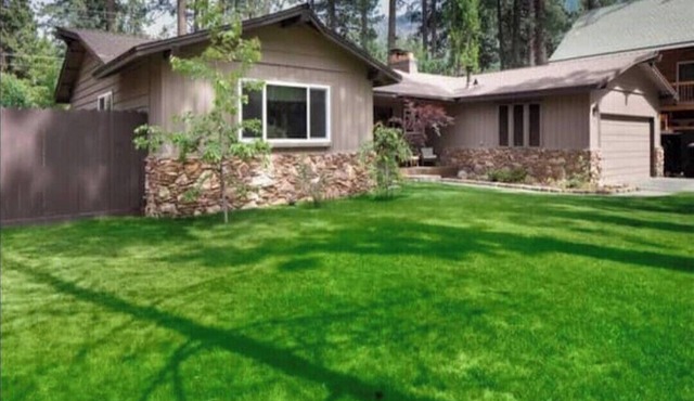 PineCone Lodge - 3 bed/2 bath - South Lake Tahoe (sleeps 6) in Stateline
