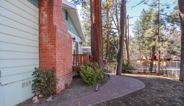 Poet's Corner Cabin, 1 Night Free! in Big Bear City
