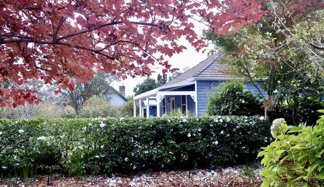 Poet’s Cottage c1912 Scenic Hikes, Fire, Spa Bath in Wentworth Falls