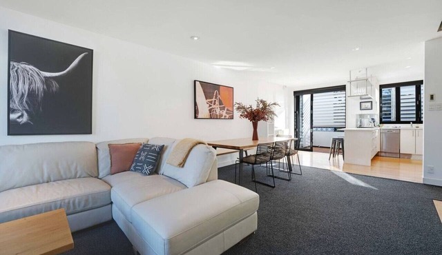 Ponsonby 4BR Townhouse w Parking | Walk to Shops