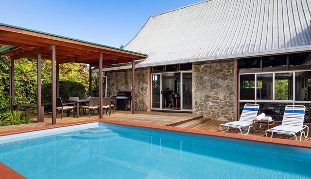 Pool, backyard retreat, free WIFI, walking distance to the beach & restaurant