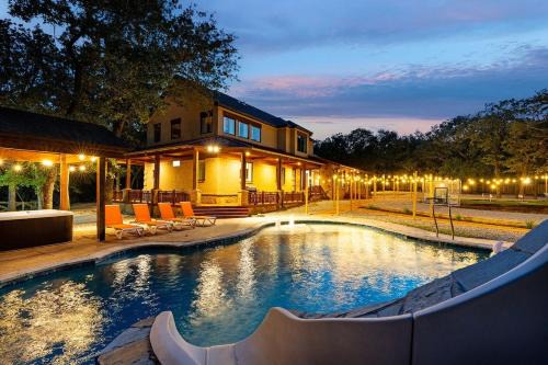 Pool Sim Pickleball Mini Golf Sleeps 24 in Fort Worth