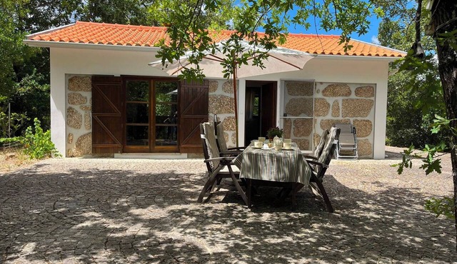 Private cottage with river access in central Portugal