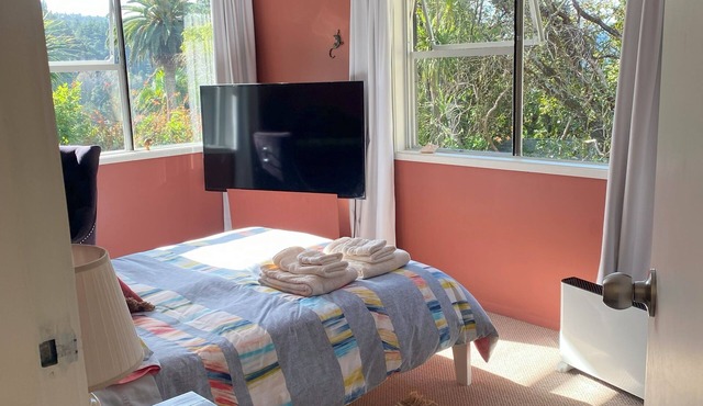Private studio with your own waterfall garden and 5 minute walk to Hospital in Whangārei