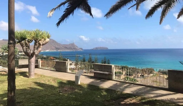 Bay View Villa with magnificent view in front of the sea and praia