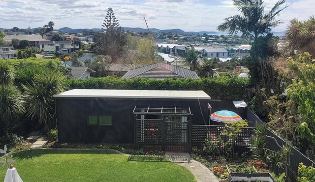 Red Beach Garden Cottage: Where cozy meets convenience!