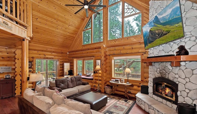 Red Cloud Cottage: Luxury Log Cabin Walking Distance to Snow Summit! Hot Tub! Game Room! Pet Friendly! EV Charger! in Big Bear Lake