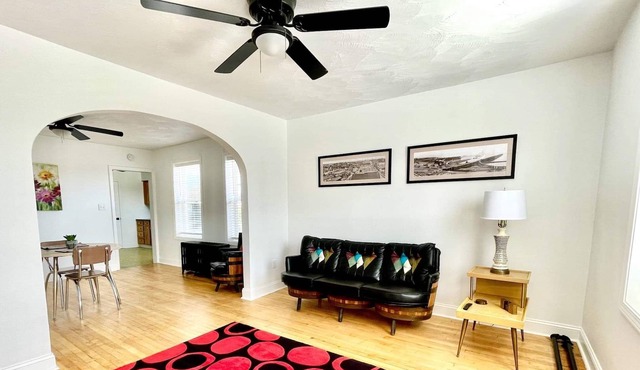 Retro-Ish Downtown, 1 Bedroom Upper