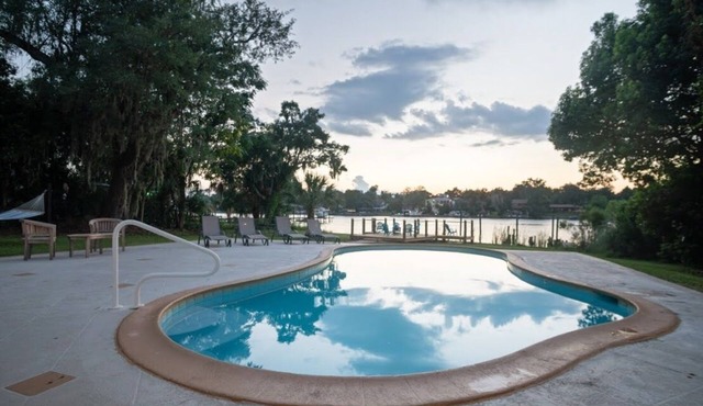 Riverfront Retreat. Private Oasis 7 minutes to downtown in Jacksonville