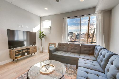Rooftop Deck & Hot Tub: Walkable Denver Townhome in Denver