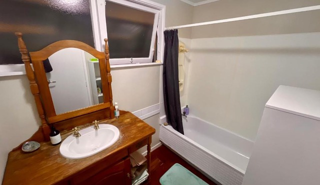 Room In flat is 1st door past carport in Auckland
