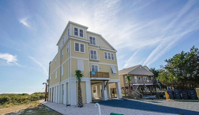 "Sandy Dunes" - Oceanfront Home w/Private Pool, 8 Bedrooms/6.5 Bathrooms in Holden Beach