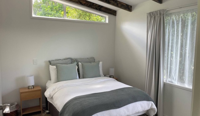 Serene newly renovated retreat: Sea Views & Beach Access