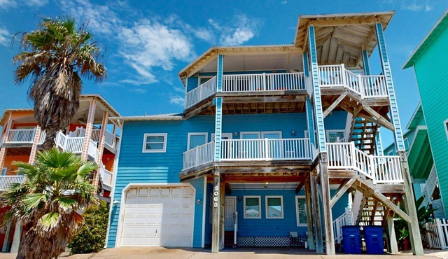 Shared Heated Pool, Pet Friendly, Walking Boardwalk to the Beach in Port Aransas