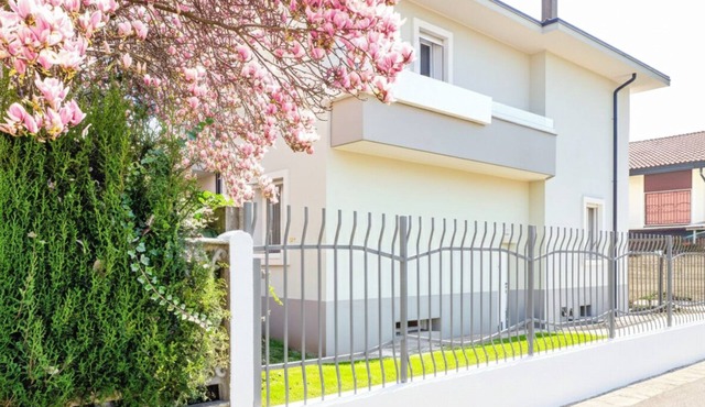 Single villa surrounded by greenery and a few steps from the center of Milan in Cernusco sul Naviglio
