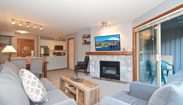 Ski in/Ski out at The Aspens with Outdoor Heated Pool + Hot tubs! in Whistler
