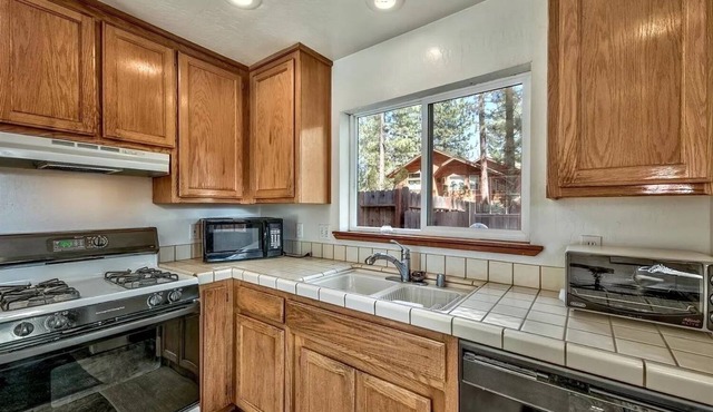 Ski Lease 2025: 3 bedroom Bijou Cabin in South Lake Tahoe