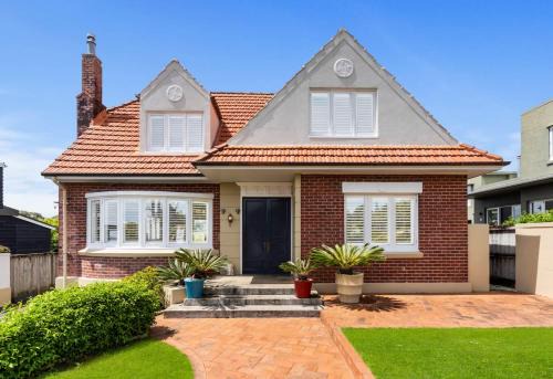 Sky Stars Elegant Home with Seaview in Auckland