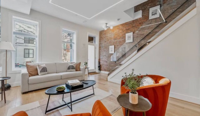 Sleeps 12! Downtown-Entire home w/rooftop in Washington