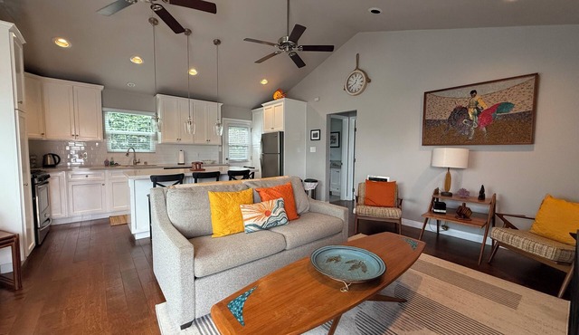 Spacious 1bd Mid-Century Guest House in El Segundo-near shops, parks, and beach! in El Segundo
